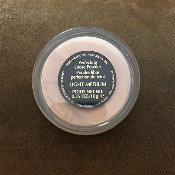 Estée Lauder Perfecting Loose Powder - Picture 3 of 4